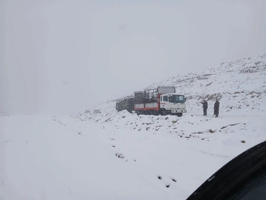 Завханы Солонготын даваанд цас орж, халтиргаа гулгаа үүсжээ