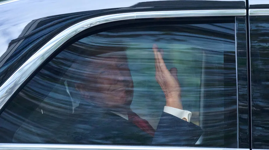 Трампын дэмжлэг 32 хувьд хүрч, түүхэн доод түвшиндээ хүрэв