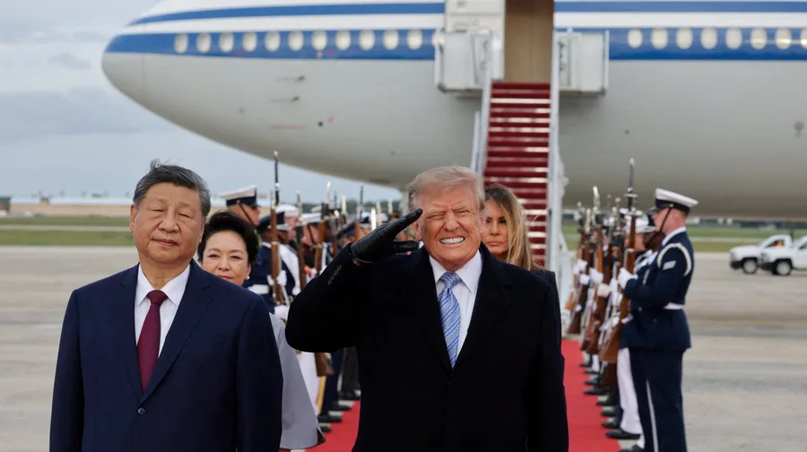 Трамп Ши Жиньпинийг нисэх буудал дээр угтаж, 1962 оноос хойшхи ховор хүндэтгэл үзүүлэв