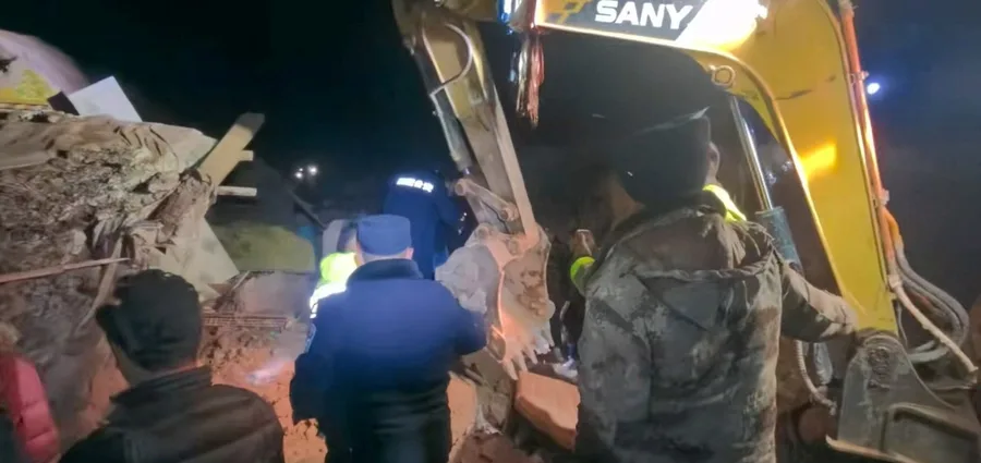 Төвөдийн хойд хэсэгт 7 магнитудын газар хөдлөлт болж, 16 хүн амиа алджээ